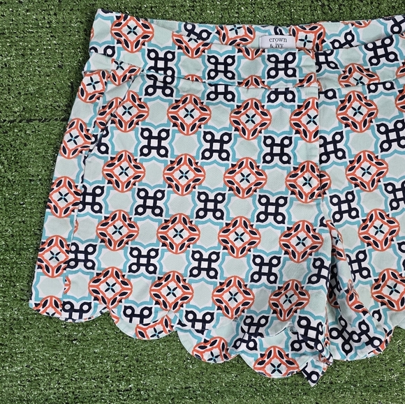 CROWN & IVY | SHELBY 97% COTTON BLEND SCALLOPED HEM GEO TILE SHORTS - Picture 4 of 16